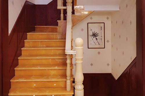 博厚镇中式别墅室内汉白玉石楼梯的定制安装装饰效果